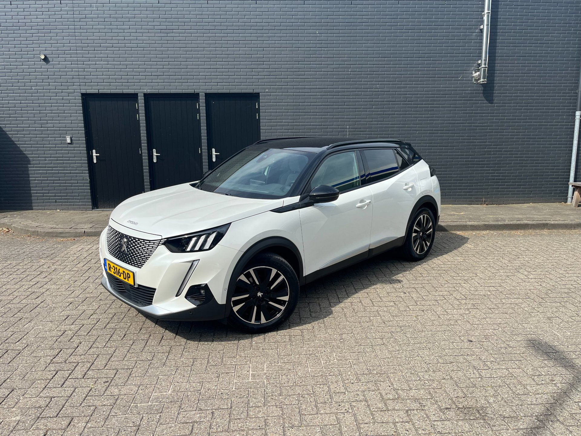 Peugeot - E-2008