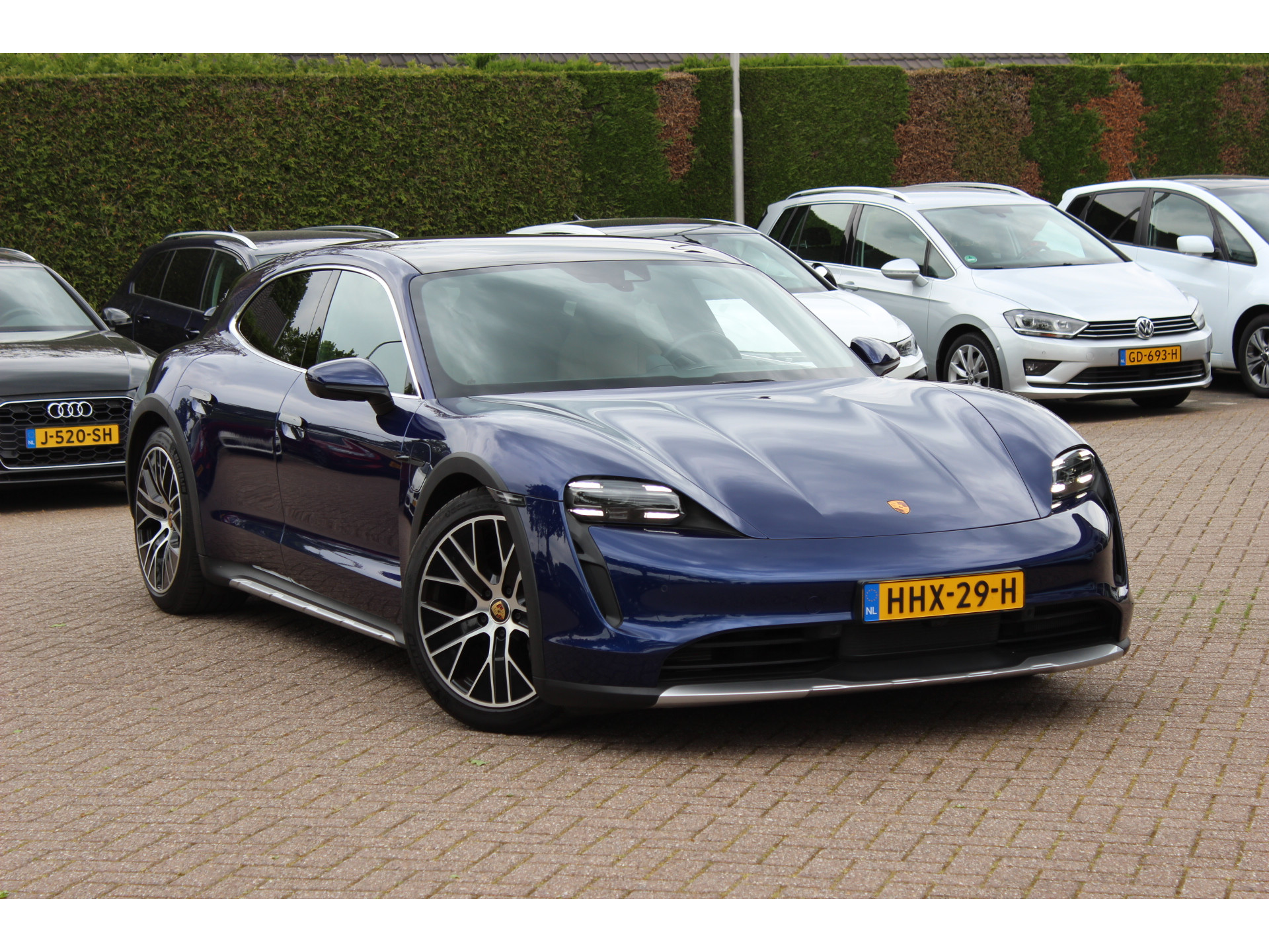 Porsche - Taycan Cross Turismo 93 kWh / SoH 93,7% / Panoramadak / 360Camera / Luchtvering /