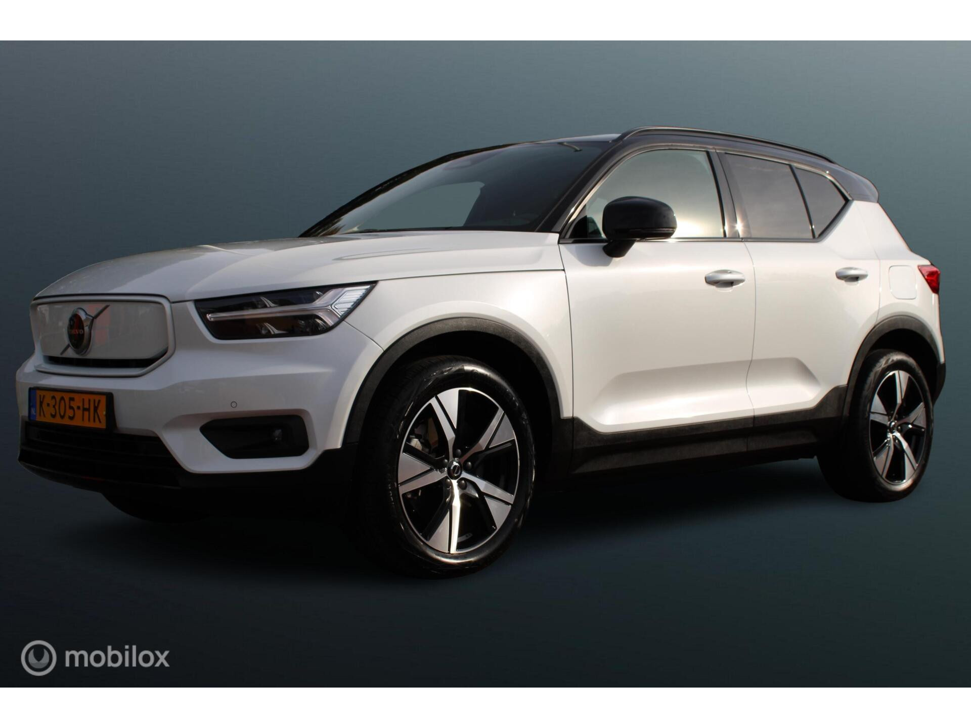 Volvo - Xc40 Recharge P8 409 PK AWD R-Design, Wit parelmoer, Zwart dak…